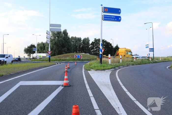 Motorrijder gaat onderuit op spekglad wegdek