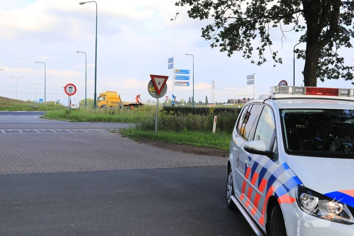 Motorrijder gaat onderuit op spekglad wegdek