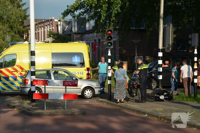 Maaltijdbezorger rijdt stadsbus binnen