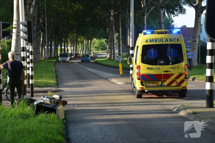 Maaltijdbezorger rijdt stadsbus binnen