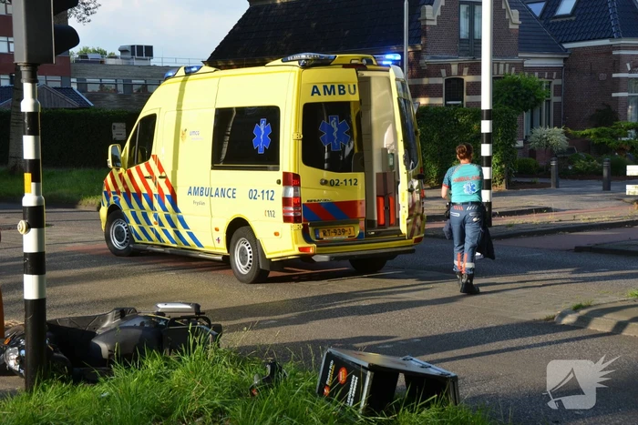 Maaltijdbezorger rijdt stadsbus binnen