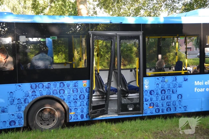 Maaltijdbezorger rijdt stadsbus binnen