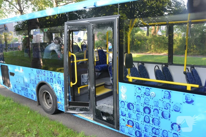 Maaltijdbezorger rijdt stadsbus binnen