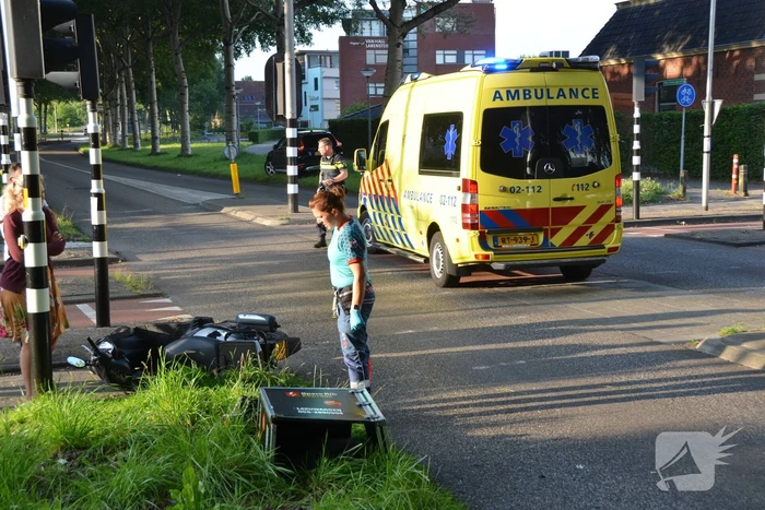 Maaltijdbezorger rijdt stadsbus binnen