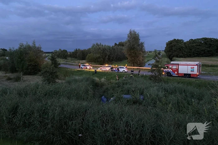 Bestelbus vliegt over de vangrail belandt in riet