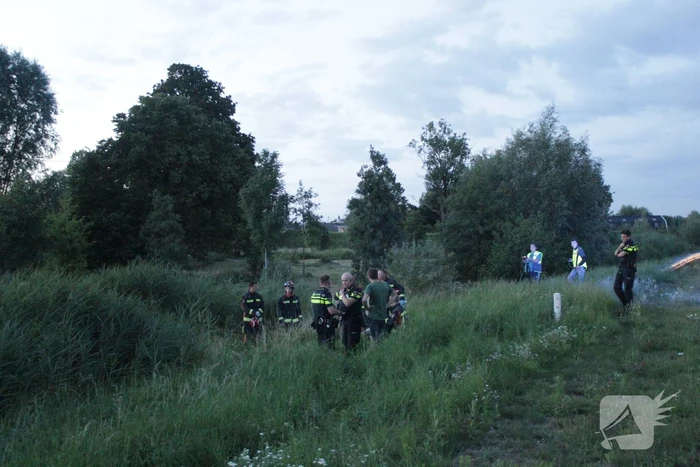 Bestelbus vliegt over de vangrail belandt in riet