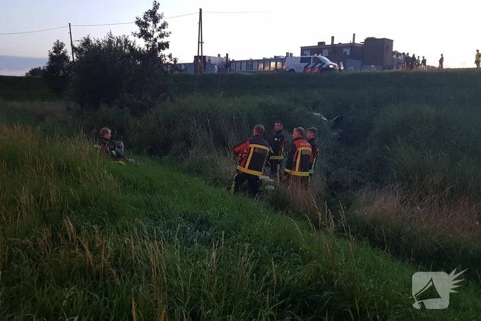 Bestelbus vliegt over de vangrail belandt in riet