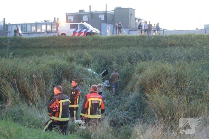 Bestelbus vliegt over de vangrail belandt in riet