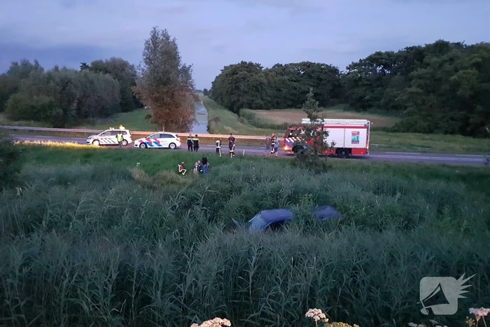 Bestelbus vliegt over de vangrail belandt in riet
