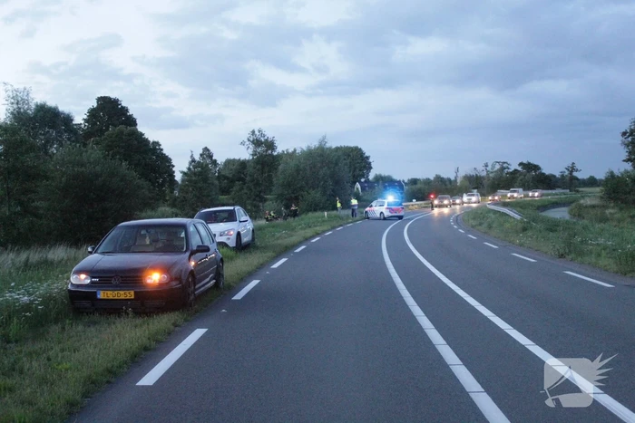 Bestelbus vliegt over de vangrail belandt in riet
