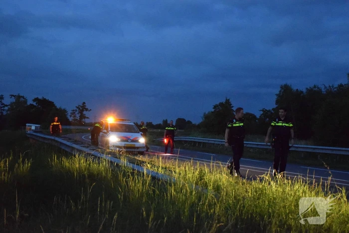 Bestelbus vliegt over de vangrail belandt in riet