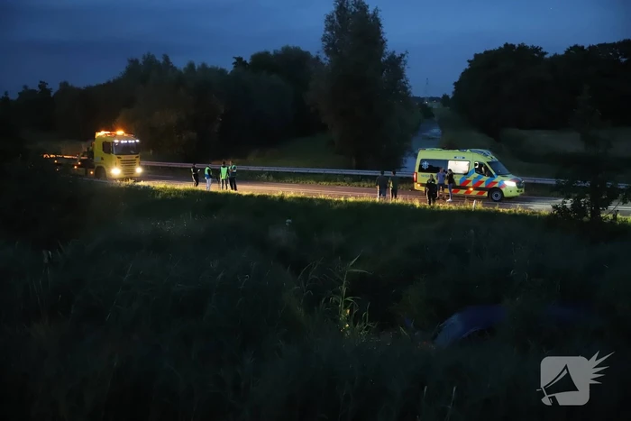 Bestelbus vliegt over de vangrail belandt in riet