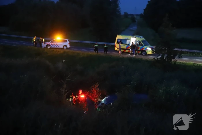 Bestelbus vliegt over de vangrail belandt in riet