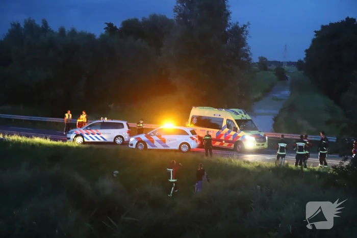 Bestelbus vliegt over de vangrail belandt in riet
