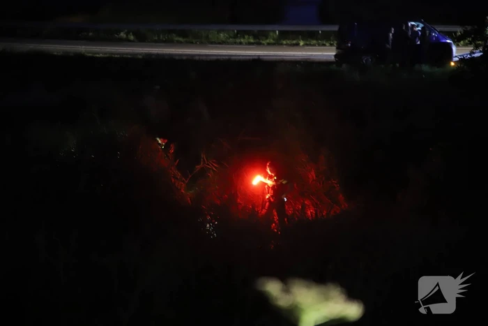 Bestelbus vliegt over de vangrail belandt in riet