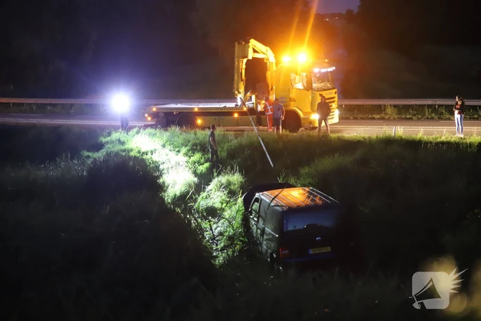 Bestelbus vliegt over de vangrail belandt in riet