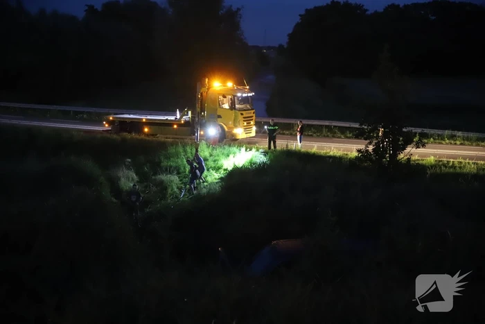 Bestelbus vliegt over de vangrail belandt in riet