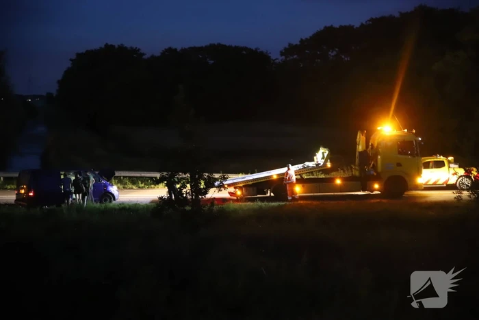 Bestelbus vliegt over de vangrail belandt in riet