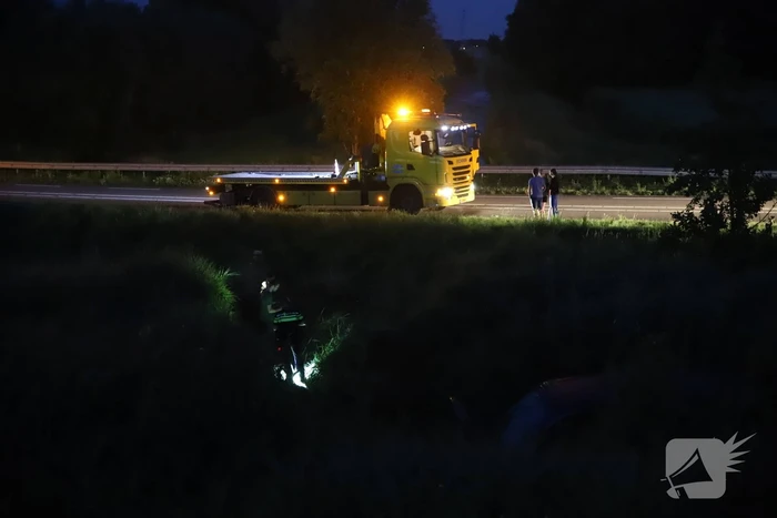 Bestelbus vliegt over de vangrail belandt in riet
