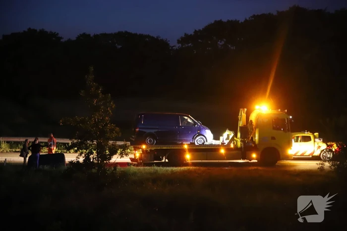 Bestelbus vliegt over de vangrail belandt in riet