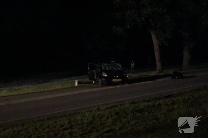 Automobiliste ernstig gewond na botsing tegen boom