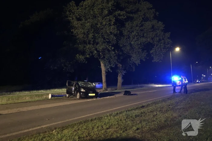 Automobiliste ernstig gewond na botsing tegen boom