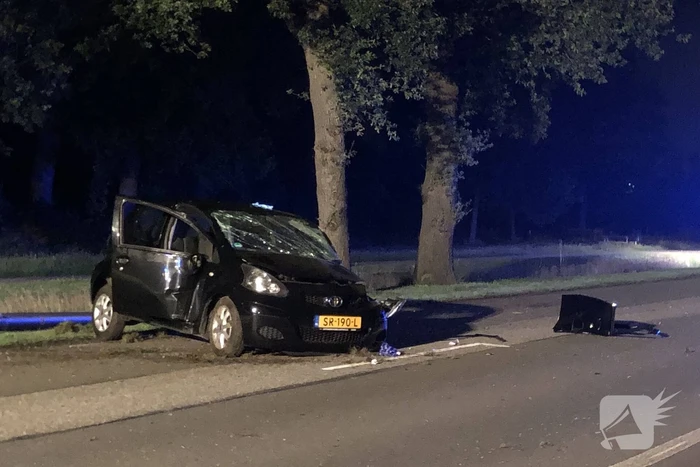 Automobiliste ernstig gewond na botsing tegen boom
