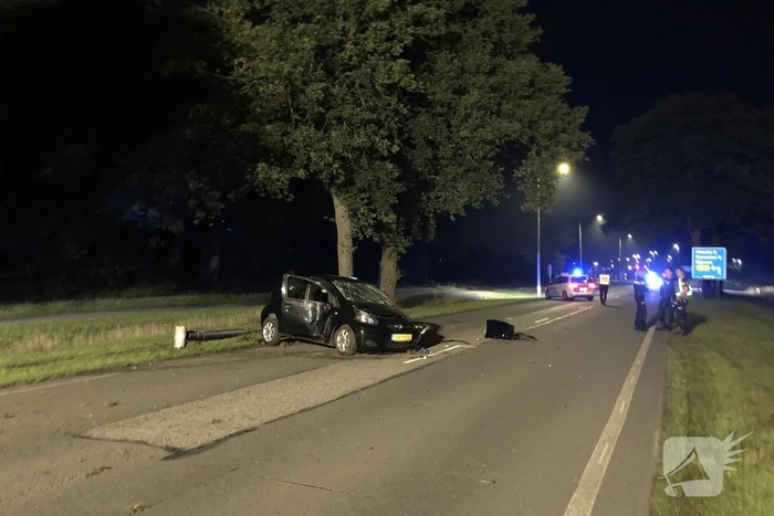 Automobiliste ernstig gewond na botsing tegen boom