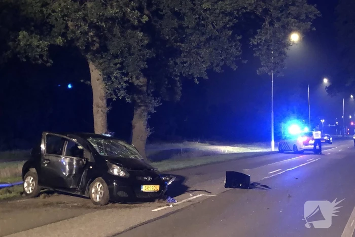 Automobiliste ernstig gewond na botsing tegen boom