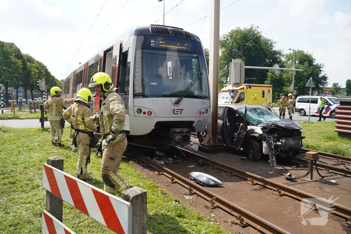Auto in botsing met metro