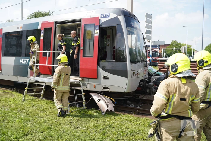 Auto in botsing met metro