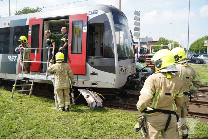 Auto in botsing met metro