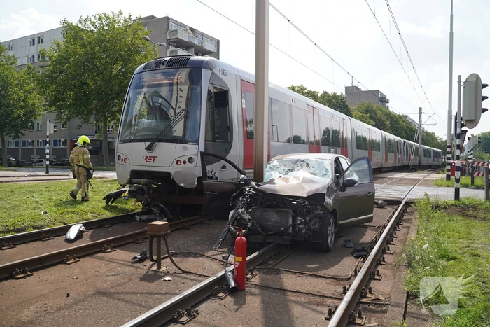 Auto in botsing met metro