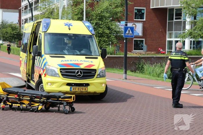 Vrouw zwaargewond na aanrijding met auto