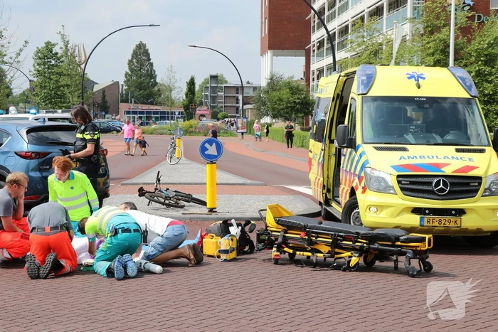 Vrouw zwaargewond na aanrijding met auto
