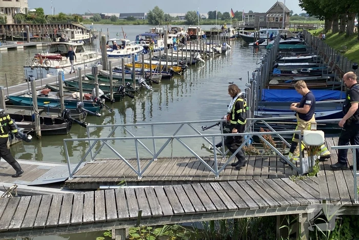 Persoon raakt te water bij jachthaven