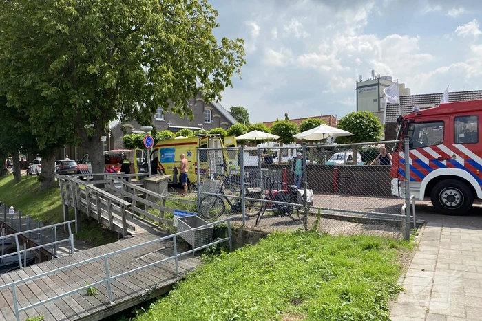 Persoon raakt te water bij jachthaven