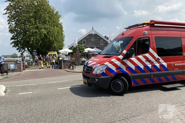 Persoon raakt te water bij jachthaven
