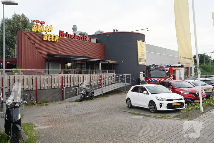 Gasten eten rustig door na gaslek restaurant Bella Beer