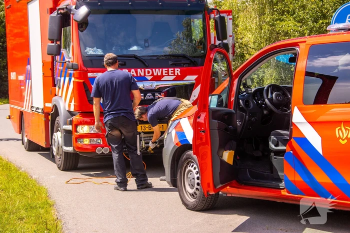 Bestelbus brandweer rijdt zichzelf vast