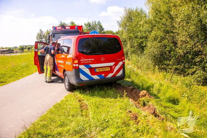 Bestelbus brandweer rijdt zichzelf vast
