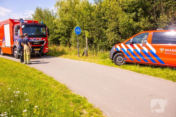 Bestelbus brandweer rijdt zichzelf vast