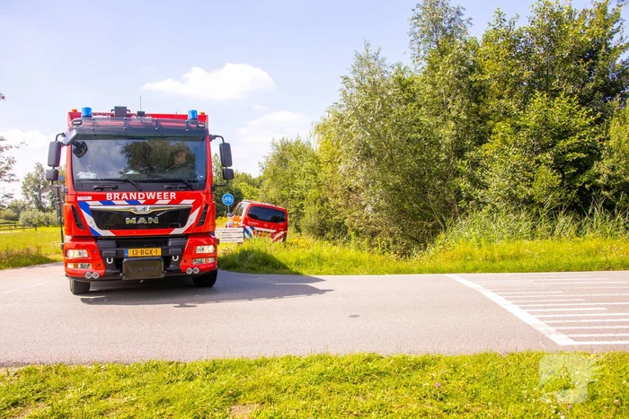 Bestelbus brandweer rijdt zichzelf vast
