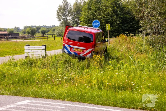 Bestelbus brandweer rijdt zichzelf vast