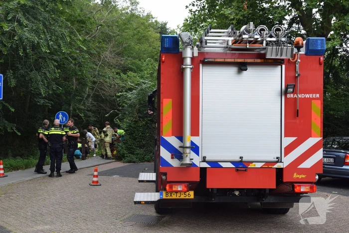 Man met scootmobiel belandt in droge sloot