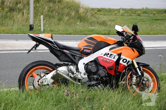 motorrijder gaat onderuit en raakt gewond