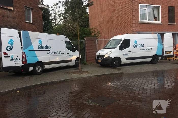 Straat blank door gesprongen waterleiding