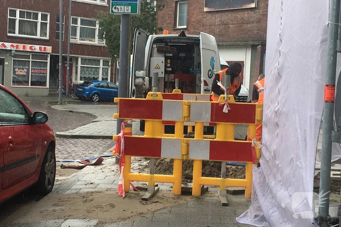 Straat blank door gesprongen waterleiding