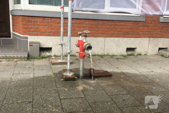 Straat blank door gesprongen waterleiding