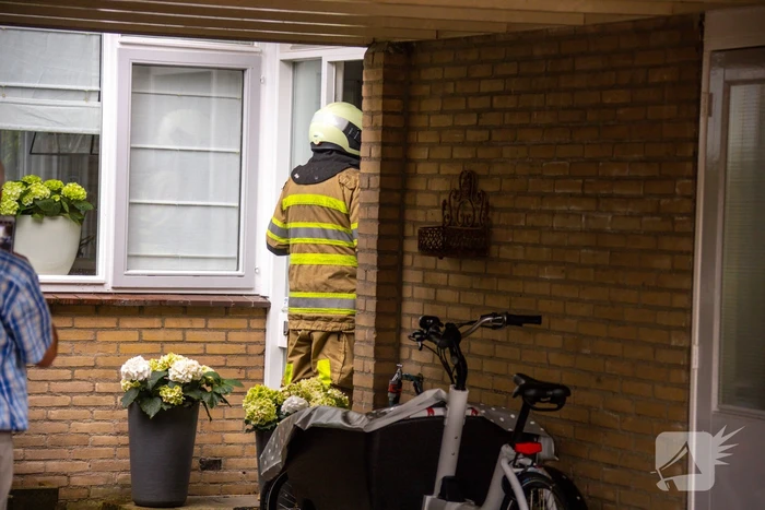 Bewoners vluchtten naar buiten en bellen brandweer